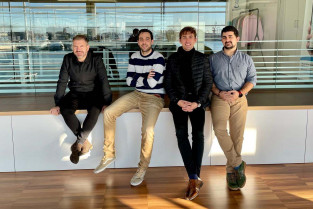 Parte del equipo de Mox en las instalaciones de Lanzadera en Valencia