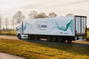 Girteka Electric Truck and trailer (3)