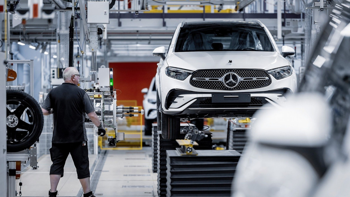 SAFELOG Mobile Robots at Mercedes Factory 46 IFOY2024