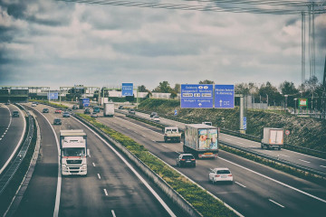 Camión autopista europa pixabay