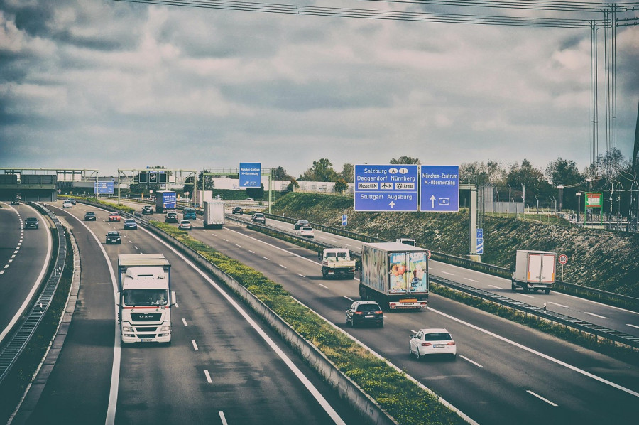 Camión autopista europa pixabay